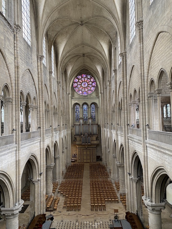 Collégiale de Mantes la Jolie. Chef d'oeuvre gothique. Nef principale.