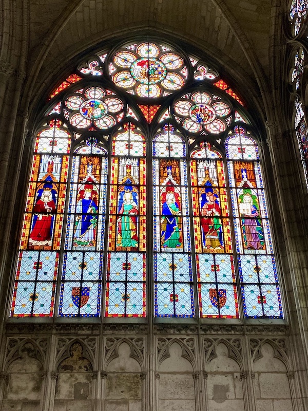 Collégiale de Mantes la Jolie. Chef d'oeuvre gothique. Vitraux