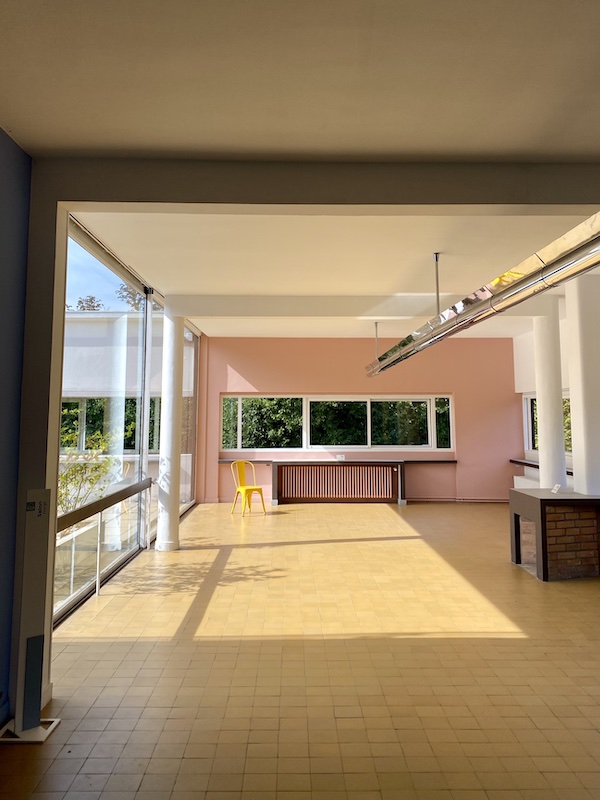 Séjour de la Villa Savoye conçue par Le Corbusier