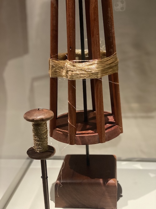 Au fil de l'or musée du Quai Branly détail fil d'or