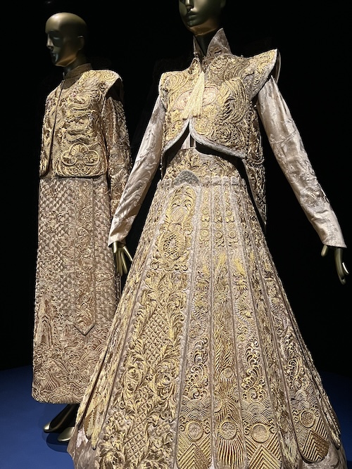 Au fil de l'or musée du Quai Branly Robe Guo Pei.